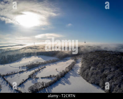 Prairies et d'arbres couverts de neige au cours de la journée d'hiver ensoleillée image aérienne Banque D'Images