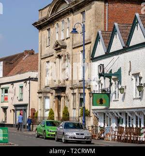 Devizes, Wiltshire, Angleterre, Royaume-Uni. Mars 2019. Antiquités shps entre haute et longue rue à Devizes une ville de marché. Banque D'Images