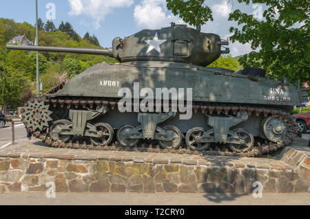 LA ROCHE-EN-ARDENNE, BELGIQUE - 23 avril 2011 : le Sherman M4A1 de l'USA armée est à La Roche-en-Ardenne comme un mémorial de l'Ardenne offe Banque D'Images