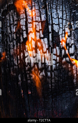 La texture du bois près de la plaque, en brûlant le feu. Banque D'Images