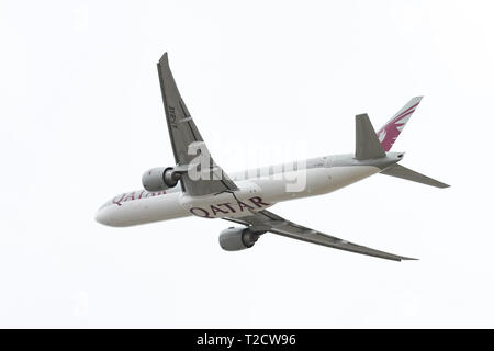 ISTANBUL, TURQUIE - 30 septembre 2018 : Qatar Airways Boeing 777-3DZER (CN 36104) décolle de l'aéroport Ataturk d'Istanbul. La flotte de Qatar Airways a 220 Banque D'Images