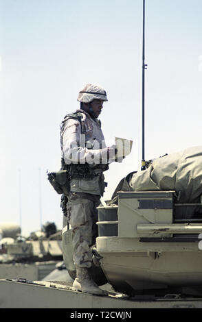 30 octobre 1993 un soldat de l'armée américain noir se dresse au sommet de son M1A1 Abrams tank de la 24e Division d'infanterie, 1e Bataillon du 64e Régiment blindé dans le nouveau port de Mogadishu, Somalie, puisqu'ils viennent d'arriver ce matin-là. Banque D'Images