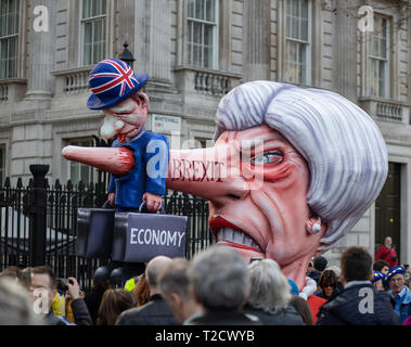 Brexit anti manifestants devant Downing Street à Whitehall Banque D'Images