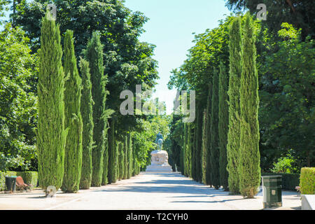 Allée vers Monumento de Martínez Campos au parc El Retiro Banque D'Images