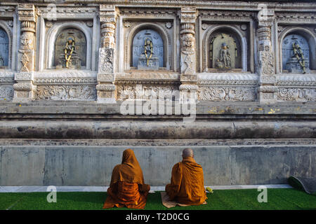 Des moines bouddhistes s'en méditant sur l'ensemble du temple de la Mahabodhi (Inde) Banque D'Images