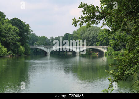 Rivière Po lors d'un jour nuageux, Turin, Italie. Banque D'Images