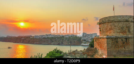 Coucher du soleil en été. La tour Hidirlik à Antalya, Turquie. Tourner en juillet 2018 Banque D'Images