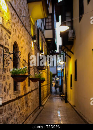 Back street, dans la vieille ville de Kaleici, Antalya, Turquie. Banque D'Images