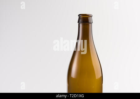 Bouteille de bière vide. Isolé sur fond blanc Banque D'Images