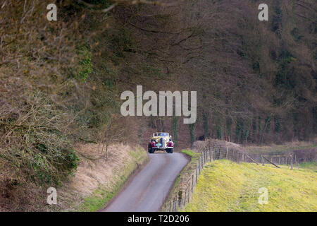 Vieux classique 1936 40c Buick open top vintageant voiture décapotable roulant dans les chemins de campagne dans les Cotswolds, l'Oxfordshire. UK Banque D'Images