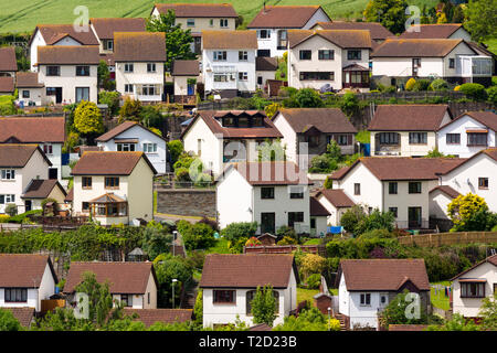 Petites boîtes - offres et demandes de logement soigné presque identiques de maisons de ville jumelée dans ville côtière de Teignmouth dans le Devon, UK Banque D'Images