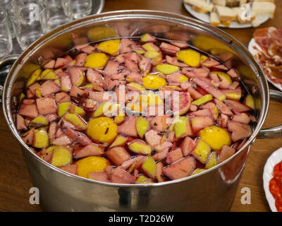 Grand pot de sangria. Les pommes, les citrons, les oranges à jus et de vigne rouge. Banque D'Images