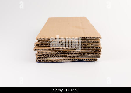 Pour l'emballage en carton ondulé isolé sur blanc. Résumé fond lignes horizontales avec lignes ondulées de couleur beige Banque D'Images