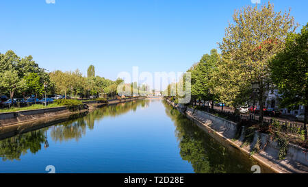 Rivière Dâmbovița à Bucarest en Roumanie. Extrait de l'un des ponts. Banque D'Images