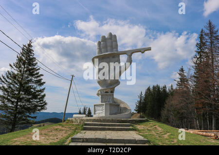 Statue main ciumarna Pasul en Bucovine, Roumanie. Banque D'Images