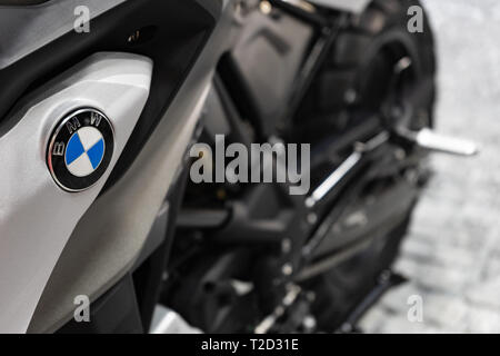 Bangkok, Thaïlande - 31 mars 2019 : BMW BMW logo sur un réservoir de moto sport à BANGKOK INTERNATIONAL MOTOR SHOW 2019. Banque D'Images
