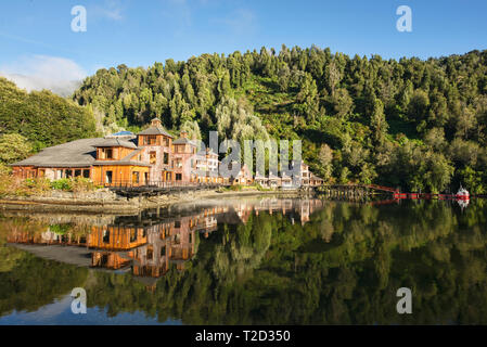 La magnifique Puyuhuapi Lodge dans le Ventisquero Sound, Patagonie, d'Aysen, Chili Banque D'Images