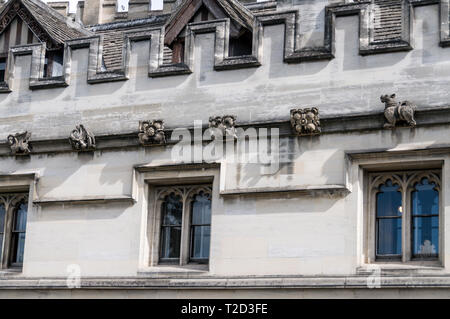 Certains des gargouilles sculptées en pierre sur les murs le long des murs de Magdalen College à Oxford, Angleterre Banque D'Images
