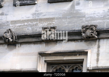 Certains des gargouilles sculptées en pierre sur les murs le long des murs de Magdalen College à Oxford, Angleterre Banque D'Images