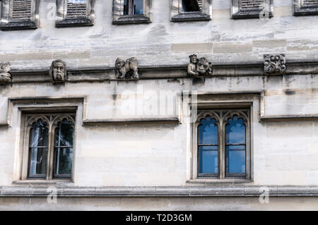 Certains des gargouilles sculptées en pierre sur les murs le long des murs de Magdalen College à Oxford, Angleterre Banque D'Images