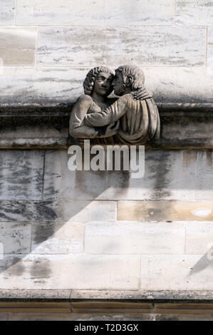 L'une des gargouilles sculptées en pierre sur les murs le long des murs de Magdalen College à Oxford, Angleterre Banque D'Images
