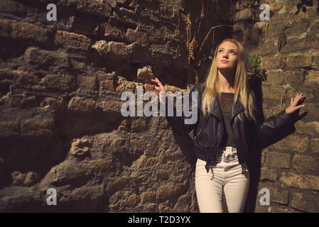 Teen Girl Portrait de nuit à Brick Wall Banque D'Images