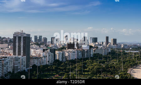 Point de vue de haut et l'Aterro do Flamengo financial district du centre-ville de Rio de Janeiro, Brésil. Banque D'Images