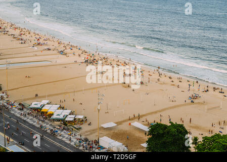 Vue de dessus de l'antenne de personnes de vous détendre sur la plage et dans les kiosques le long de la plage de Copacabana à Rio de Janeiro, Brésil. Banque D'Images