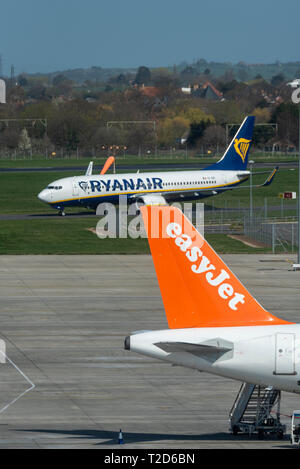 Boeing 737 de Ryanair à l'aéroport de Londres Southend, Essex, Royaume-Uni, avec easyJet Airbus le tarmac. Les compagnies concurrentes avec Ryanair le démarrage des services Banque D'Images