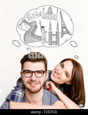 Couple heureux sur fond blanc et de nuages attractions touristiques au-dessus de sa tête. Amour et travel concept Banque D'Images