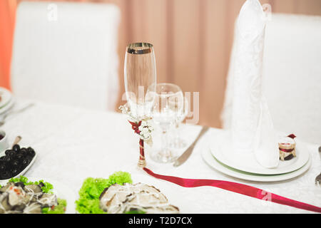 Intérieur d'un restaurant préparé pour la cérémonie du mariage. Banque D'Images