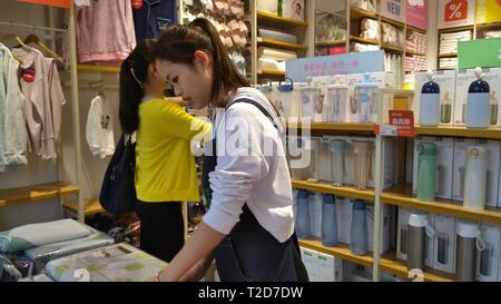 Shenzhen, Chine : female shoppers shop à l'whitshing mall Banque D'Images