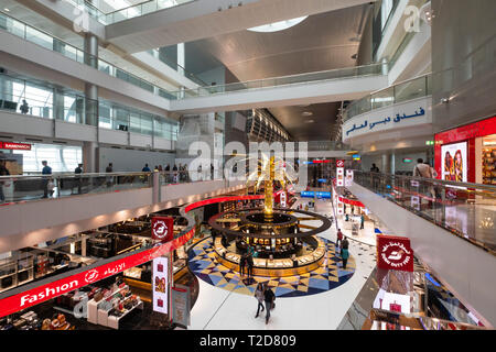 Les magasins duty free à l'aéroport de Dubaï, Émirats Arabes Unis Banque D'Images