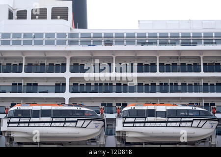 Canots pendant du navire de croisière MSC Splendida Banque D'Images