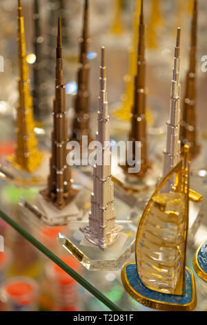 Gratte-ciel Burj Khalifa souvenirs miniature à Dubaï, Émirats Arabes Unis Banque D'Images