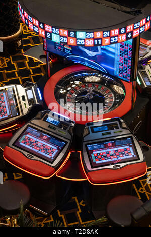 Vue de dessus d'une table de roulette électronique dans un casino Banque D'Images