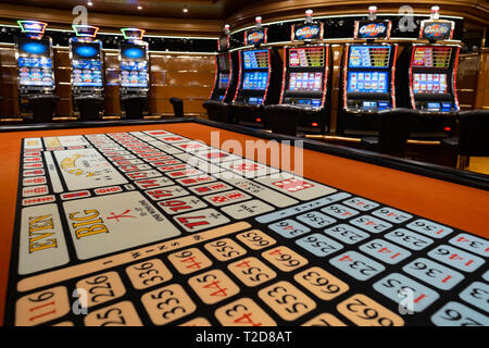 Ligne de machines à sous dans un casino Banque D'Images