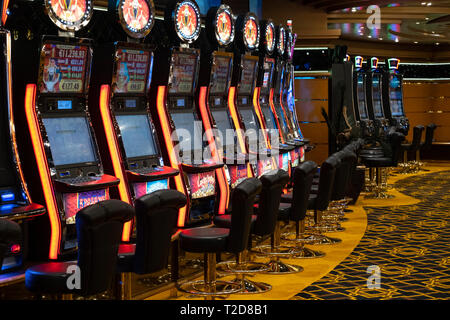 Ligne de machines à sous dans un casino Banque D'Images