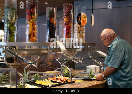Obtenir de la nourriture de l'homme sur un buffet Banque D'Images