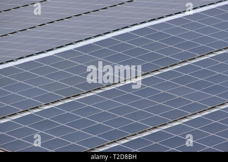 Panneaux solaires sur une centrale photovoltaïque Banque D'Images