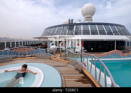 Femme profiter de la piscine sur le navire de croisière MSC Splendida Banque D'Images