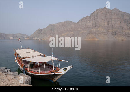 Décoré dans un style traditionnel boutre arabe bateau en bois la croisière le long des montagnes rocheuses de la péninsule de Musandam dans l'Oman Fjords Banque D'Images