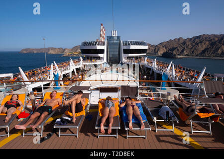 Les gens en train de bronzer sur le pont du navire de croisière MSC Splendida Banque D'Images