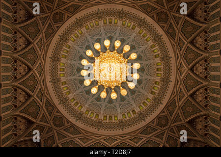 Lustre en cristal Swarovski à l'intérieur de la grande salle de prière de la Grande Mosquée Sultan Qaboos à Mascate, Oman Banque D'Images