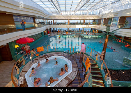 Les personnes bénéficiant de la piscine sur le navire de croisière MSC Splendida Banque D'Images