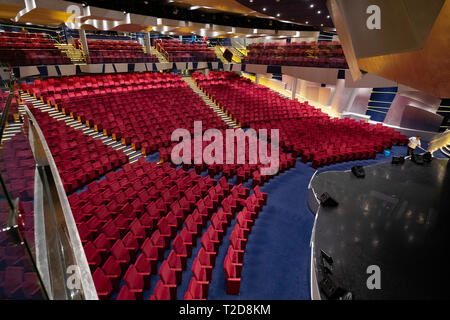 Grand théâtre auditorium moderne vide plein de sièges rouge Banque D'Images