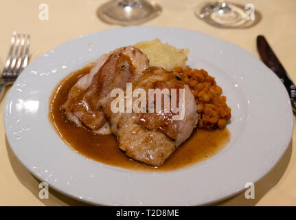 Lire la viande et le bacon avec de la purée de pommes de terre et haricots Banque D'Images