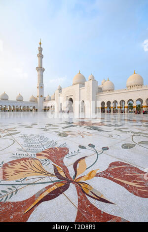 La Grande Mosquée Sheikh Zayed cour intérieure avec des sols en mosaïques à thème fleur, Abu Dhabi, Émirats Arabes Unis Banque D'Images