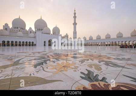 La Grande Mosquée Sheikh Zayed cour intérieure avec des sols en mosaïques à thème fleur, Abu Dhabi, Émirats Arabes Unis Banque D'Images