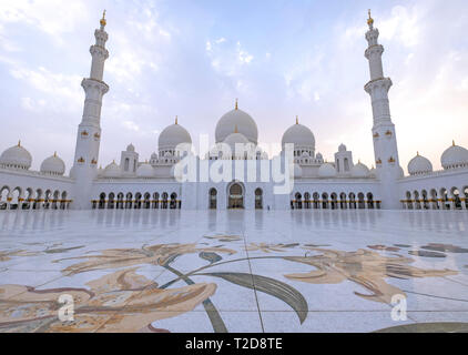 La Grande Mosquée Sheikh Zayed cour intérieure avec des sols en mosaïques à thème fleur, Abu Dhabi, Émirats Arabes Unis Banque D'Images